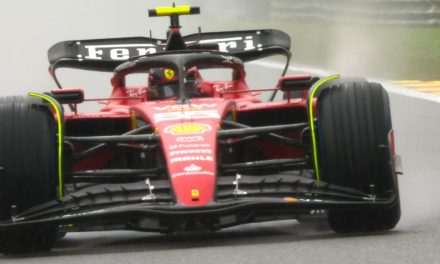 Carlos Sainz najbrži na 1. treningu u promjenljivim uvjetima