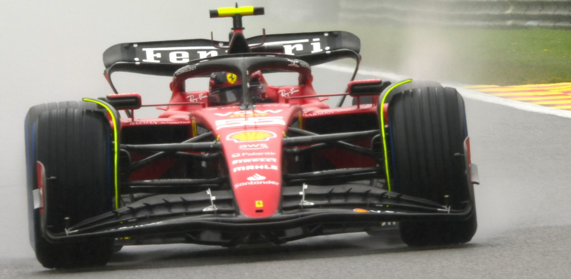 Carlos Sainz najbrži na 1. treningu u promjenljivim uvjetima