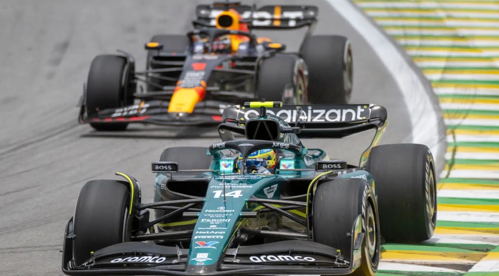 Aston Martin: Alonso je koristio nekonvencionalne linije da pobijedi Pereza