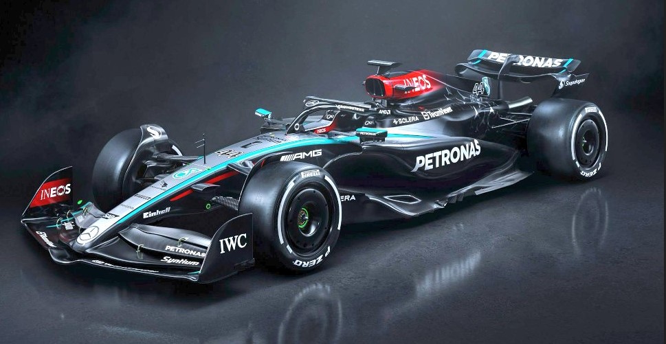 Mercedes predstavio W15