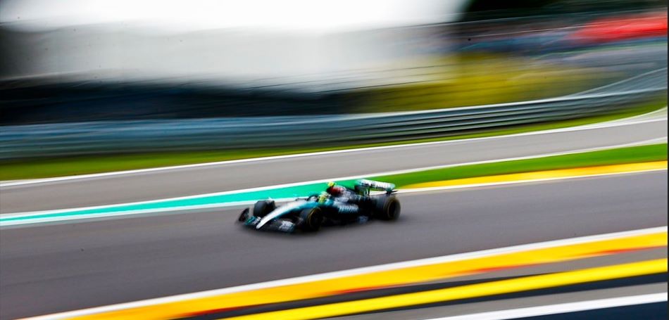 Mercedes gubi skoro 1 sekundu na pravcu Spa-Francorchampsa