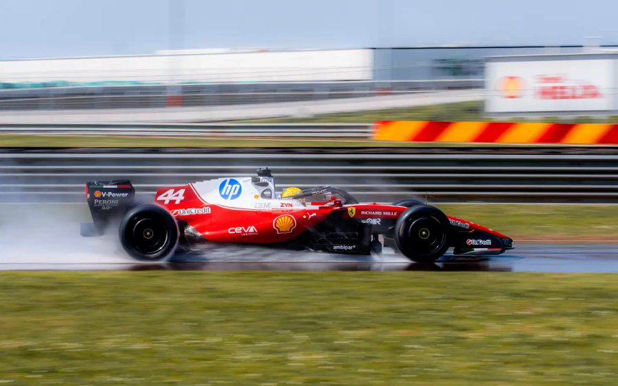 Hamilton vidi svoju šansu: Ferrarijevi testovi po kiši mogli bi donijeti ključnu prednost u Miamiju