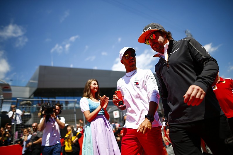 Hamilton: Ne žalim što Alonso nije imao bolji bolid, mislio je da kontrolira vozačko tržište