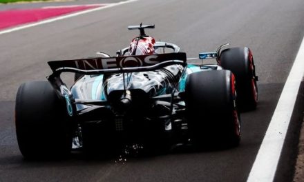 Mercedes zadržava crnu boju bolida