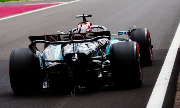 Mercedes zadržava crnu boju bolida