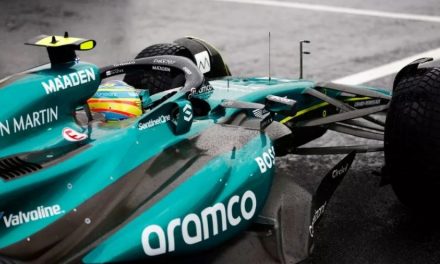 Aston Martinov AMR25 bolid upaljen