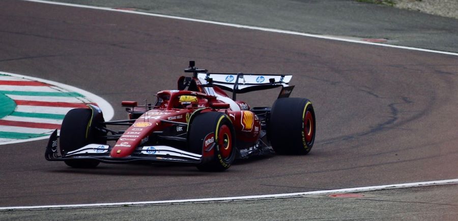 Lewis Hamilton debituje s SF-25 bolidom