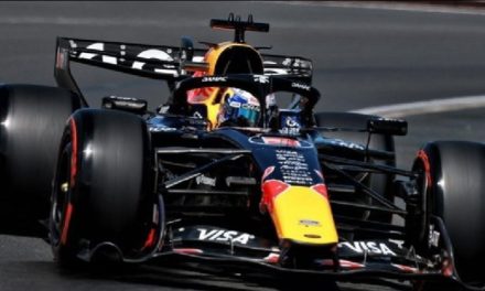 Mekies: Verstappen je potpuno posvećen Red Bullu uprkos kritikama novih bolida